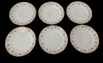 Mauá. Seis pratos rasos em porcelana nacional branca, decorada com rosas e folhagens, intercaladas por arabescos e filetes dourados. Medidas: 24 cm.