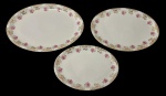 Mauá. Três travessas em porcelana nacional branca, decorada com rosas e folhagens, intercaladas por arabescos e filetes dourados. Medidas: 36 x 24 x 3 cm, 31,7 x 21,7 x 2,5 cm e 27,7 x 19,2 x 2,3 cm.