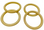 Quatro braceletes rígidos em marfim, de formato circular, arredondados, superfícies lisas e polidas e veios naturais aparentes, em diferentes espessuras.
