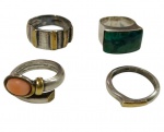 Conjunto de quatro anéis em prata, de modelos variados, sendo um com frisos e detalhes em ouro, um com pedra retangular verde, um de aro sobreposto com pedra oval em tom salmão e aplicações de ouro, e um com detalhe em ouro no topo. Aros: 10, 18, 16 e 17. Peso total: 14,5 g.