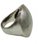 Anel vintage em prata, com aro largo e topo circular abaulado. Aro: 17. Peso: 15,8 g.