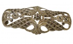 Antigo broche em prata, de formato alongado e recortado, com decoração vazada de volutas e flores, guarnecida por pequenas pedras facetadas de brilho metálico e contornos perlados. Alfinete com fecho no verso. Peso: 9,8 g. Medida: 5,7 cm de comprimento.