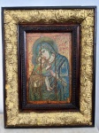 Quadro religioso com reprodução do ícone `Mãe de Deus Eleusa`, representando Nossa Senhora com o Menino Jesus em policromia sobre fundo dourado. Etiqueta no verso da editora Aurel Bongers, datada de 1962, identificando o original como pertencente à Escola de Moscou do século XVI. Moldura com decoração floral em relevo e acabamento dourado, apresentando fissuras e perdas. Medidas informadas: imagem, 19,5 x 30 cm; moldura, 34,5 x 35 x 4 cm.