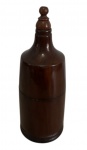 Recipiente em madeira torneada, em formato de garrafa, com corpo cilíndrico, base moldurada e parte superior removível por encaixe. Gargalo com rolha de cortiça e puxador torneado, acabamento em tonalidade castanha. Medidas: 26 cm de altura x 9,5 cm de diâmetro.