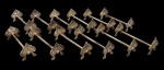 EBERLE. Conjunto de 12 descansos para talheres em metal espessurado a prata, com haste cilíndrica e apoios nas extremidades decorados com motivos vegetalistas e volutas em relevo. Medidas: 2,5 x 8,5 x 3 cm.