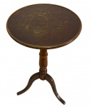 Mesa de apoio em madeira, com tampo circular de borda elevada, coluna central torneada e três pés curvos. Tampo com riscos e desgaste no acabamento, necessitando de lustração. Medidas: 51,5 cm de altura x 30 cm de diâmetro.