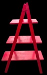 Escada em madeira pintada de vermelho, com estrutura triangular articulada e três prateleiras de larguras graduadas. Apresenta manchas e desgaste na pintura. Medidas: 136 x 90 cm.