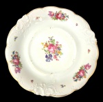 KPM - Kristen Porzellan-Manufaktur, Waldenburg, Polônia (Fundada em 1831 por Carl Kristen) - Fruteira em porcelana polonesa esmaltados na cor marfim com rica decoração de flores policroma, detalhes em alto relevo e filetes em ouro. Manufatura no verso. Medindo: 5,5 x 31 cm.