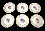 Mauá. Seis pratos para sobremesa em porcelana nacional, esmaltada e policromada, com decoração floral, detalhes e filetes em ouro. Bordas recortadas, Medindo: 15 cm.