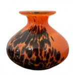 Vaso em vidro artístico de Murano, em tonalidade âmbar alaranjada com inclusões em preto formando. Medidas: 11,5 x 13 cm