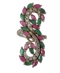 Anel vintage em prata, com frente alongada e vazada em desenho de volutas, ornamentada com pedras facetadas em lapidação navete, nas cores verde e rosa, cravadas por garras, e pequenas pedras incolores de lapidação circular. Aro 20. Peso: 11,7 gramas. Apresenta falta de uma pedra.