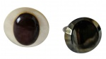 Dois anéis em prata, com aros lisos e frentes amplas, sendo um com elemento circular de tonalidade creme e centro oval abaulado em tom castanho; e outro com elemento circular escuro, borda facetada e centro abaulado. Aros 17 e 21. Peso total: 19,3 gramas.
