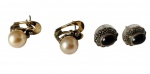 Dois pares de brincos em prata, com marcação de teor 925, sendo um com contas esféricas peroladas em tonalidade creme, e fechos articulados; e outro com pedras ovais pretas em cabochão, circundadas por pequenas pedras facetadas e bordas recortadas, com pinos. Apresenta desgaste no acabamento e pontos de oxidação. Peso total: 8,5 gramas.