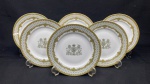 Inglaterra. Seis pratos para sobremesa em porcelana branca, esmaltado, rica decoração com  brasão real britanico.Medindo: 19 cm. 