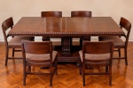 Mesa de jantar em madeira, com tampo retangular extensível para oito lugares e borda entalhada, apoiado sobre colunas trabalhadas, unidas por plataforma moldurada com pés torneados. Acompanha seis cadeiras com encostos curvos em madeira, assentos estofados em tecido tramado e pernas retas unidas por travessas. Apresenta marcas de uso e desgastes no acabamento.