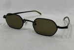 TOMMY HILFIGER  Óculos de sol com armação em metal preto, aros de contorno facetado, lentes em tonalidade verde-oliva e ponteiras em resina. Inscrição Hilfiger na haste. Acompanha estojo.