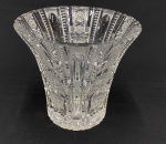 Vaso em vidro translúcido, com corpo alargado na parte superior, borda recortada e decoração geométrica e estrelada em relevo. Medidas: 20 x 22 cm. Apresenta lasca e bicado.