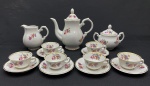 BARÃO DO RIO BRANCO - Serviço para café em porcelana nacional, com decoração floral policromada e filetes dourados, composto por bule, açucareiro, leiteira e seis xícaras com respectivos pires. Medidas: bule 18 x 19 x 9 cm; açucareiro 11 x 12 x 6 cm; leiteira 10 x 11 x 6 cm.