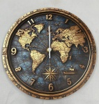 Relógio de parede circular em painel de fibras de madeira, com decoração impressa de mapa-múndi, rosa dos ventos e embarcação, algarismos arábicos e ponteiros claros. Mecanismo a quartzo, alimentado por pilha. Medida: 30 cm de diâmetro.