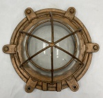 Cúpula de luminária com estrutura circular em metal, vidro translúcido abaulado e grade de proteção, flange com abas perfuradas para fixação. Apresenta oxidação, desgaste superficial e riscos no vidro. Medidas: 19 cm de altura x 35 cm de diâmetro.