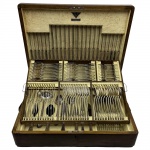 EBERLE. Faqueiro completo em metal espessurado à prata, com pegas ricamente cinzeladas, acondicionado em estojo de madeira, composto de 10 peças para servir, 12 facas de mesa, 12 facas de sobremesa, 12 facas de peixe, 12 garfos de mesa, 12 garfos de sobremesa, 12 garfos de peixe, 12 colheres de sopa, 12 colheres de sobremesa, 12 colheres de chá e 12 colheres de café. Total: 130 peças.