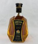 Whisky escocês Something Special, blended Scotch whisky, produzido pela Hill Thomson & Co. Ltd., Edimburgo, Escócia. Acondicionado em sua característica garrafa facetada de 1 litro, teor alcoólico de 40%. Exemplar com selo fiscal e rótulos originais. Conteúdo não atestado.