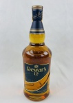 Whisky escocês Dewar's 12 Years Old, blended Scotch whisky duplamente envelhecido ("Double Aged"), produzido por John Dewar & Sons Ltd., Escócia. Acondicionado em garrafa original, com cápsula e rótulos originais preservados. Exemplar da tradicional linha premium da marca, reconhecida por seu processo adicional de maturação que confere maior suavidade e complexidade aromática. Conteúdo não atestado.