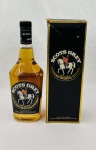 Whisky escocês Scots Grey De Luxe Blended Scotch Whisky, produzido e engarrafado na Escócia. Garrafa original de 75 cl, teor alcoólico de 40 G.L., acompanhada de caixa original de época. Exemplar lacrado. Conteúdo não atestado.