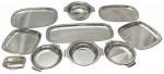 Meridional EPNS. Baixela em metal espessurado a prata, composta por nove peças, clássicas e elegantes, com bordas molduradas por friso perolado, formado por uma tigela, duas saladeiras, uma legumeira e cinco travessas. Duas peças apresentam leves desgastes no banho tempo. Medidas: 5 x 13 x 14 cm, 26 x 26 cm, 29 x 29 cm, 21 x 24,5 cm, 7,5 x 23 x 27 cm, 24 x 34 cm, 29 x 39 cm, 22 x 52 cm e 29 x 39 cm.