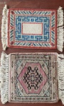 Dois Tapetinhos persa e Paquistão. 32x 26cm e 32 x 31cm.