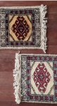 Dois tapetinhos Paquistão. Medindo: 29 x 28 cm