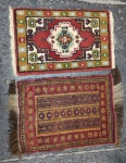 Dois tapetinhos persa. Medindo: 70 x 50 cm e 60 x 40 cm.,