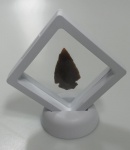 PONTA DE FLECHA/LANÇA EM PEDRA - PERIODO NEOLITICO - ITEM RARO - MEDINDO 35 X 25MM - ENCONTRADA EM MALI - CONTINENTE AFRICANO - IDADE DA PEDRA - ADQUIRIDA DE COLEÇAO PARTICULAR NOS EUA - DATADA ENTRE 6.000 A 3.500 ANOS AC. - CONFORME FOTOS - ACOPANHA EXPOSITOR - NAO POSSUI COA