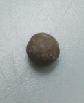 BOLA/BALA DE MOSQUETE - SECULO XVI - MEDIDA 14MM DE DIAMETRO - PESO 18,8 GRAMAS - ENCONTRADO COM DETECTOR DE METAIS NA PARAIBA - PROVAVEL GUERRA LUSO HOLANDESA NA CAPITANIA DA PARAIBA - 1631-1634 - ACOMPANHA DISPLAY - CONFORME FOTOS - NO ESTADO