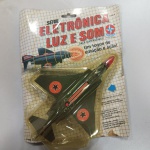 ANTIGO BRINQUEDO CAÇA SUPERSONICO DA LINHA "ELETRONICA LUZ E SOM" DA FABRICA BRASILEIRA ESTRELA - PRODUTO ORIGINAL LACRADO (BLISTER) - O BRINQUEDO POSSUI FUNCIONALIDADES ELETRONICAS QUE EMITEM SONS E LUZES QUANDO O BOTAO E APERTADO - ITEM SERA ENVIADO DO RS