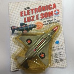 ANTIGO BRINQUEDO CAÇA SUPERSONICO DA LINHA "ELETRONICA LUZ E SOM" DA FABRICA BRASILEIRA ESTRELA - PRODUTO ORIGINAL LACRADO (BLISTER) - O BRINQUEDO POSSUI FUNCIONALIDADES ELETRONICAS QUE EMITEM SONS E LUZES QUANDO O BOTAO E APERTADO - ITEM SERA ENVIADO DO RS
