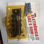 ANTIGO BRINQUEDO LOCOMOTIVA DA LINHA "ELETRONICA LUZ E SOM" DA FABRICA BRASILEIRA ESTRELA - ANOS 80 A 90 - MEDINDO 16CM - PRODUTO ORIGINAL LACRADO (BLISTER) - O BRINQUEDO POSSUI FUNCIONALIDADES ELETRONICAS QUE EMITEM SONS E LUZES QUANDO O BOTAO E APERTADO, FUNCIONA COM PILHAS NAO INCLUIDAS - ITEM SERA ENVIADO DO RS