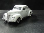 MINIATURA - CARRO FORD 5 WINDOW COUPÉ BRANCO DA SUNNYSIDE SS 5740. DIE CAST EM PERFEITO ESTADO, ESCALA 1/34 - USADO NO ESTADO CONFORME FOTOS - ITEM SERA ENVIADO DO RS.