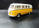 MINIATURA - RÉPLICA DE CARRO - REPRESENTANDO KOMBI. MEDE APROX. 11CM. - USADO NO ESTADO CONFORME FOTOS - ITEM SERA ENVIADO DO RS.