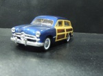 MINIATURA - RÉPLICA DE CARRO - REPRESENTANDO FORD WOODY WAGON 1949. MEDE APROX. 12CM. - USADO NO ESTADO CONFORME FOTOS - ITEM SERA ENVIADO DO RS.