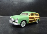MINIATURA - CARRINHO FORD WOODY WAGON 1949. COM ABERTURA DAS PORTAS. APROX. 12,5CM. - USADO NO ESTADO CONFORME FOTOS - ITEM SERA ENVIADO DO RS.