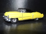 MINIATURA - RÉPLICA DE CARRO - REPRESENTANDO CADILLAC ELDORADO 1953. MINIATURA BEM DETALHADA, AS PORTAS ABREM, COM PNEUS DE BORRACHA E POSSUI MOVIMENTO DITO FRICÇÃO. ESCALA 1/38. MEDE APROX. 11CM. - USADO NO ESTADO CONFORME FOTOS - ITEM SERA ENVIADO DO RS.