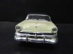 MINIATURA - RÉPLICA DE CARRO. FORD CRESTLINE SUNLINER (1953). MEDE APROX. 12CM. PARTES DE METAL, PLÁSTICO E PNEUS DE BORRACHA. ABRE AS PORTAS E POSSUI O MOVIMENTO DITO FRICÇÃO. - USADO NO ESTADO CONFORME FOTOS - ITEM SERA ENVIADO DO RS.
