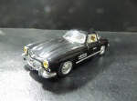 MINIATURA - MERCEDES BENZ 300 SL GULLWING. PRETO. COM ABERTURA DAS PORTAS. APROX. 12,5CM - USADO NO ESTADO CONFORME FOTOS - ITEM SERA ENVIADO DO RS.