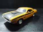 MINIATURA - DODGE CHALLENGER. MINIATURA BEM DETALHADA, ABRE AS PORTAS, PNEUS DE BORRACHA E MOVIMENTO DITO FRICÇÃO NAS RODINHAS. MEDE APROX. 11CM. - USADO NO ESTADO CONFORME FOTOS - ITEM SERA ENVIADO DO RS.