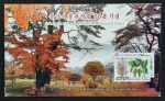 Coreia do Norte 2009 Caderneta de selos (Stamp Booklet) comemorativa do 50º Aniversário do Jardim Botânico Central. O conjunto contém 4 selos dispostos em bloco com a série que ilustra árvores nativas preservadas no Jardim: 50w (Betula platyphylla / Bétula), 120w (Juglans cordiformis / Noz-coração) e 160w (Metasequoia glyptostroboides / Metasequoila). MINT (5 Fotos)