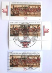 Alemanha, 2005  Lote com 3 selos  emitidos em comemoração aos 1200 anos da histórica cidade de Magdeburgo (Michel: #2487)), uma das mais antigas e importantes metrópoles medievais do leste alemão. O belíssimo design de 55 Centavos reproduz uma detalhada e clássica iluminura de época que retrata a vista panorâmica da cidade fortificada e suas imponentes torres. Este lote oferece um espetacular conjunto de estudo filatélico reunindo três variantes e estados de conservação distintos: um exemplar novo (MINT/MNH) preservando a margem esquerda com o brasão estilizado da cidade intacto; um exemplar que preserva o canto inferior direito da folha  exibindo o brasão na borda lateral  e ostenta o cobiçado carimbo oficial de primeiro dia de circulação (1200 Jahre Magdeburg  Erstausgabe Berlin, 08.09.2005) ilustrado com o busto do imperador Oto, o Grande; e um exemplar circulado sobre fragmento, trazendo o cancelamento postal de um centro de triagem (Briefzentrum)