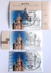 Alemanha, 2005  Lote com 3 selos  emitidos para celebrar a histórica consagração da Igreja de Nossa Senhora de Dresden (Michel: #2491)), simbolizando a reconstrução e o renascimento deste monumental marco barroco destruído na Segunda Guerra Mundial. O belíssimo design de 55 Centavos exibe a imponente arquitetura da igreja com sua icônica cúpula de pedra ao lado da estátua de Martinho Lutero. Este lote oferece um espetacular conjunto de estudo filatélico reunindo três variantes e estados de conservação distintos: um exemplar que preserva o cobiçado canto superior direito da folha  exibindo os anos históricos na borda (1743, 1945, 2005) e a inscrição "Dresdner Frauenkirche"  e ostenta o carimbo oficial de primeiro dia de circulação (Erstausgabe Berlin, 13.10.2005) ilustrado com a silhueta da igreja; um exemplar novo (MINT/MNH) preservando toda a ampla margem esquerda da folha com sua respectiva faixa de cor guia; e um exemplar circulado sobre fragmento, trazendo o cancelamento postal de um centro de triagem regional (Briefzentrum)