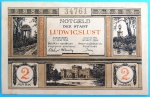 Alemanha (Ludwigslust / Mecklemburgo), 1922. Cédula de emergência (Notgeld) de 2 Mark, emitida em 1º de março de 1922 pelo conselho da cidade. O anverso apresenta o texto institucional com assinaturas oficiais em uma moldura dividida por três vinhetas em bico de pena que retratam detalhes arquitetônicos e paisagísticos dos jardins locais, além de duas medalhas com o valor de face. O reverso exibe uma imponente e limpa ilustração central intitulada "Das Schloss und die Schlossbrücke" (O Palácio e a Ponte do Palácio), retratando figuras de época passeando em frente ao célebre palácio barroco residente dos duques de Mecklemburgo-Schwerin, emoldurada por discretos arranjos de folhas nas laterais. Um belíssimo e sóbrio exemplar arquitetônico, muito valorizado por colecionadores focado em residências reais da República de Weimar, catalogado no catálogo de referência
