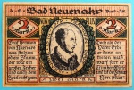 Alemanha (Bad Neuenahr), 1922. Cédula de emergência (Notgeld / Scheck) de 2 Mark, emitida em 1º de março de 1922 pela gerência de águas termais (Kurdirektion) da famosa cidade-spa. O anverso destaca o imponente brasão heráldico da região com uma águia negra de asas abertas (Wappen der Grafschaft Neuenahr) centralizada em uma elaborada moldura geométrica art déco em tons de terracota. O reverso exibe um magnífico medalhão central com o retrato renascentista de perfil do Conde Hermann (Hermann Graf zu Nuenare, 1514-1579), ladeado por ramos de louro e textos em estilo gótico que narram os feitos históricos da linhagem aristocrática local. Uma belíssima peça institucional de forte apelo heráldico e biográfico da República de Weimar, assinada pelo artista A. Pfeifer e catalogada pelos especialistas.